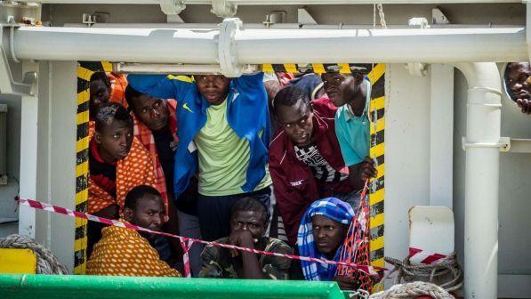Migranti su un barcone in avaria: la Libia invia i soccorsi dopo ore