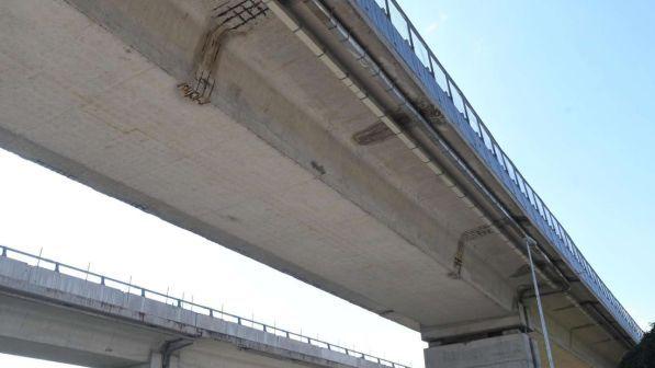 Pescara, scoperta una discarica abusiva di amianto sotto un viadotto della A25