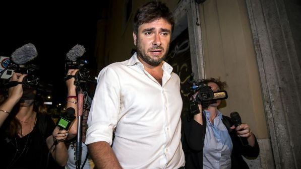 Di Battista: "Governo sostenga Assange o sarà come gli scendiletto degli Usa"