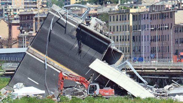 Ponte crollato, una parente ai funerali: "Vittime dello Stato"