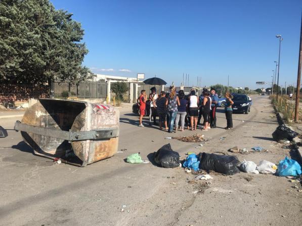 Foggia, da 14 anni vivono nei container: donne bloccano strada