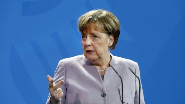 Migranti, Angela Merkel contraria a tetto limite in Germania
