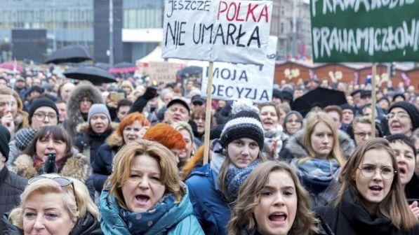Polonia, migliaia di donne in piazza contro restrizioni su aborto