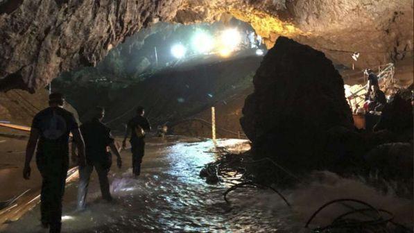 Grotta Thailandia, tutti i ragazzi salvi: manca solo il coach