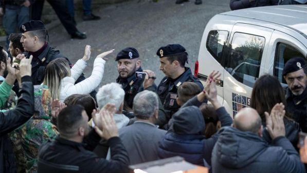Roma, proteste anti-rom: si svuota centro Torre Maura, via gli ospiti