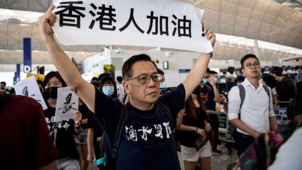 Hong Kong, ripresi i voli all'aeroporto dopo gli scontri