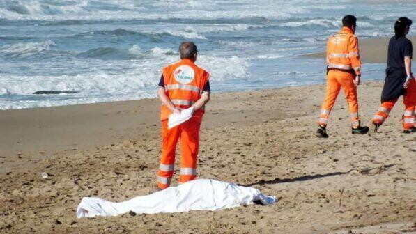Teramo, uomo trovato morto in mare con ferite: accertamenti su cause