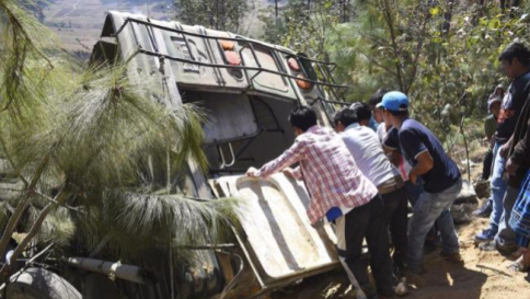 Guatemala, bus in burrone: 19 morti