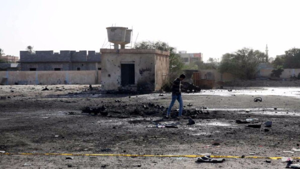 Attentato in Libia, camion bomba contro una caserma della polizia: 74 morti
