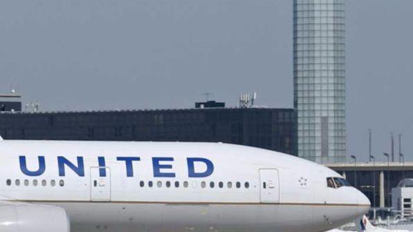 Usa, United Airlines nega imbarco per leggings: polemica