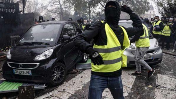 Parigi, 34 fermi prima della manifestazione dei gilet gialli
