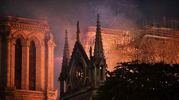 Incendio a Notre-Dame, l'Isis celebra "colpo al cuore dei crociati"