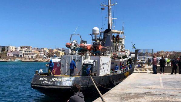 Migranti, notificato sequestro della Mare Jonio: indagato comandante