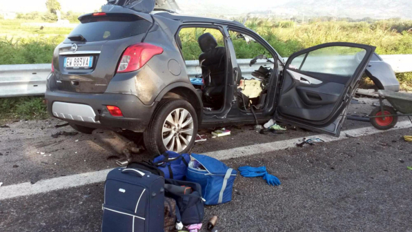 Auto contro Tir in Calabria, distrutta una famiglia. Grave incidente anche nel Foggiano: tre le vittime