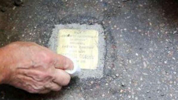 Giornata della memoria, imbrattata a Milano una "pietra d'inciampo"