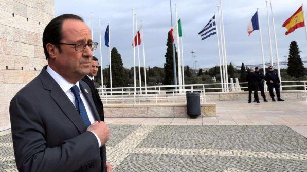 Hollande: "L'Europa deve rispondere a Trump con fermezza"