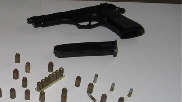 Cosenza, spara a due persone e poi si barrica in casa