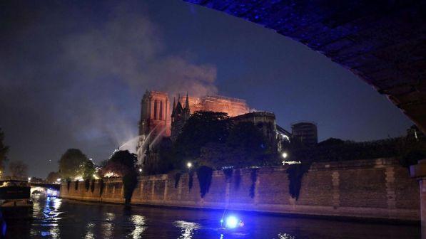Incendio a Notre-Dame, i pompieri: "La struttura è salva"