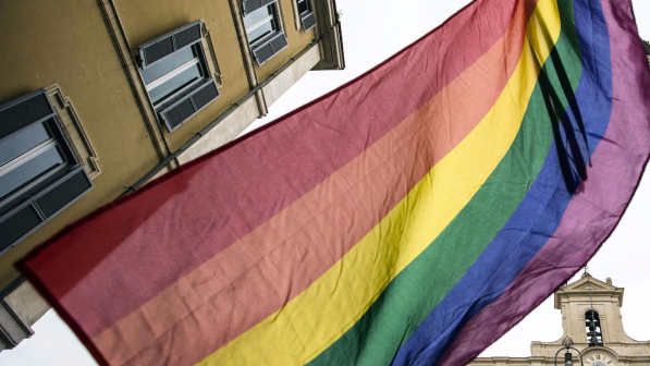 Unioni civili, le bandiere arcobaleno invadono la Fontana di Trevi