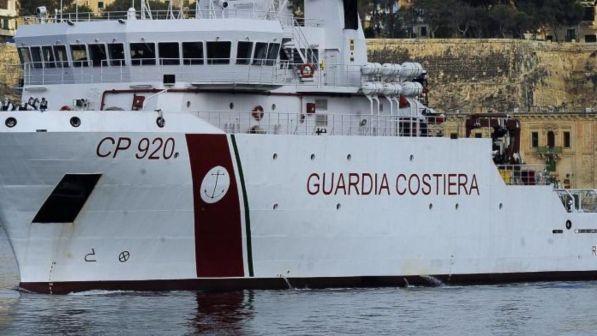 Migranti, da Gregoretti fatta sbarcare donna incinta e sua famiglia