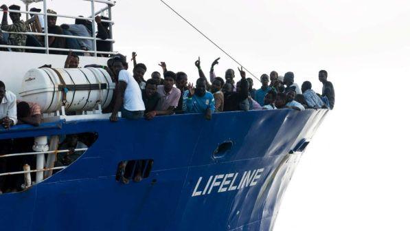 Migranti, Malta: "Non c'è ancora il via libera per l'approdo della Lifeline"