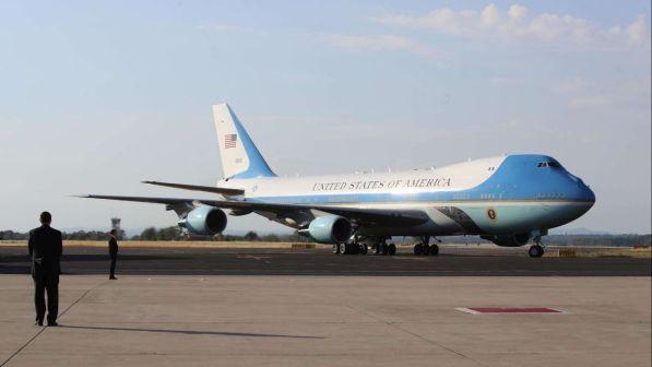 Trump torna da Iraq, sosta tecnica dell'Air Force One in Germania