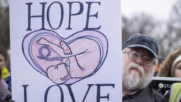 Usa, governatrice Alabama firma norma su aborto: è legge