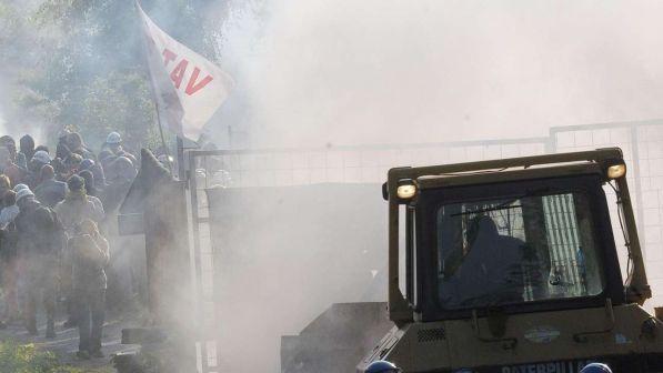 Tav, tensioni in Val di Susa: razzi e petardi contro cantiere