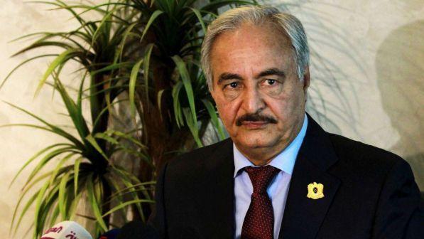 Libia, il generale Haftar in volo verso Palermo