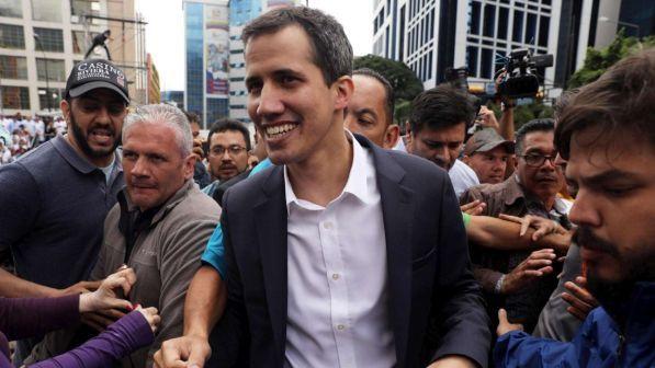 Venezuela, Guaidò torna a Caracas: "Metteremo fine all'usurpazione"