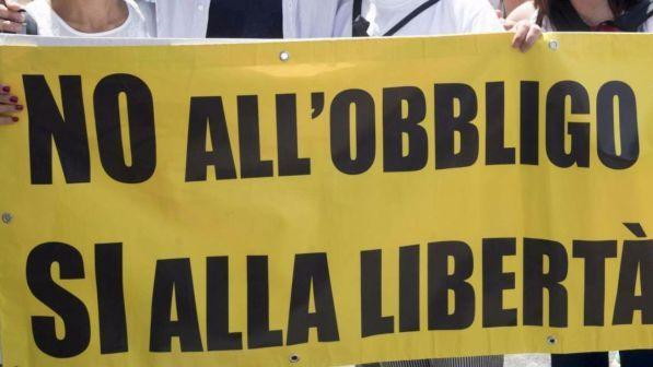 Vaccini corteo protesta No Vax Roma