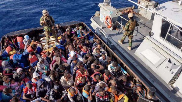 Libia, la guardia costiera salva oltre 800 migranti