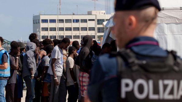 Sbarcata a Reggio Calabria nave militare inglese con 46 migranti