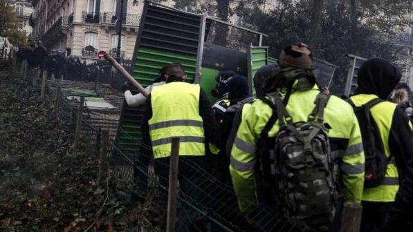 Gilet gialli, sondaggio: il 68% dei francesi appoggia il movimento
