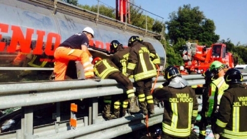 incidente autostrada tir vigili del fuoco pisa
