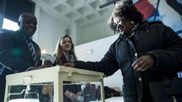 Francia, chiuse primarie socialiste: affluenza tra 1,7 e 1,9 milioni