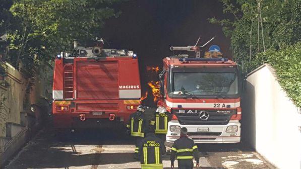 Incendio nel Ragusano: fiamme sfiorano aziende, diversi intossicati