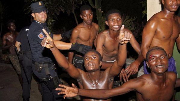 Nuovo assalto al muro di Ceuta in Marocco: respinti 700 migranti