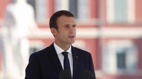 Parigi, Macron alla Sorbona contestato dagli studenti