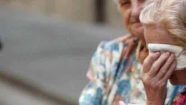 Genova, migranti ad assistere gli anziani La Lega attacca: "Razzismo al contrario"