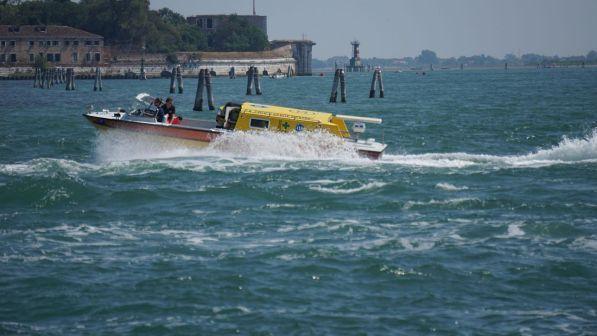 Venezia, nuovo incidente in laguna: barca si rovescia, un morto