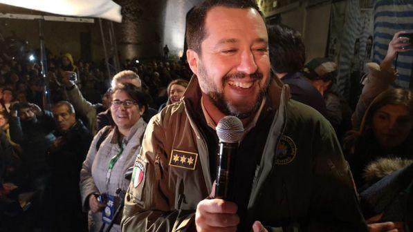 Sardegna, Salvini indossa la divisa dei barracelli: è polemica