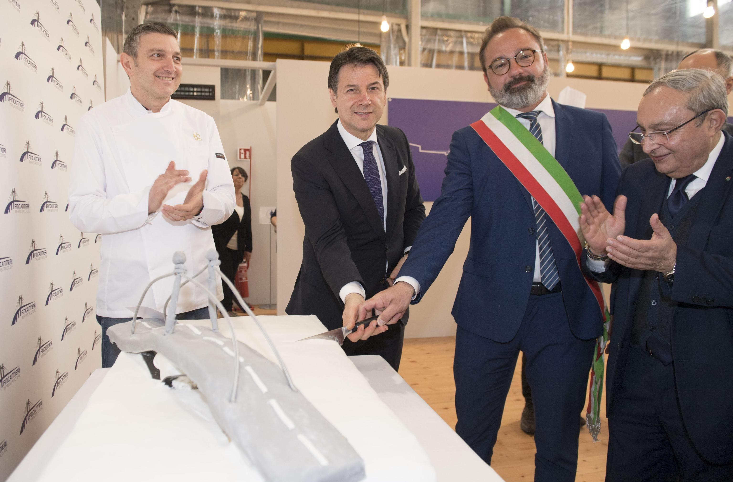 Conte taglia la torta a forma di ponte e indigna il web | Fincantieri: È nostro logo