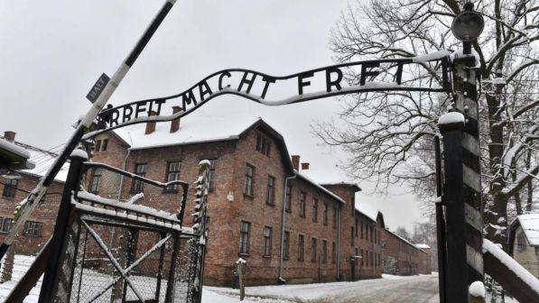Auschwitz, basta selfie: "Irrispettosi nei confronti delle vittime"