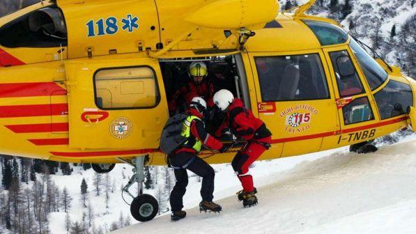 Cervinia, scialpinista scivola lungo un canalone: è grave
