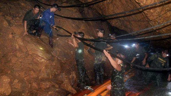 Thailandia,torna a piovere su area grotta:primo ragazzo in movimento