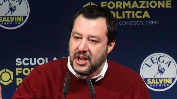 Salvini a Teramo contestato in piazza al canto di "Bella ciao"