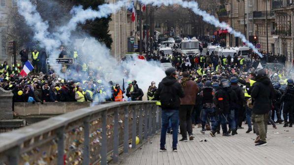 Macron: "Morti 11 gilet gialli, ma nessuno ucciso dalla polizia"