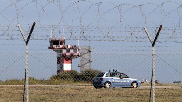 Cagliari, perdono l'aereo e lo rincorrono in pista: multati