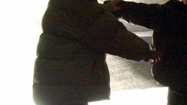 Omofobia, giovane denuncia aggressione a Massa: colpito con casco